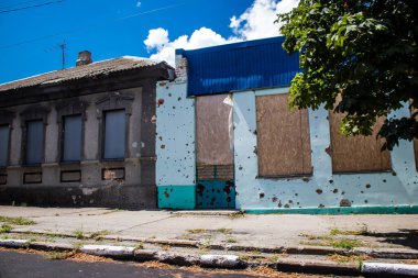 Nikopol, Ukrayna - 10 Temmuz 2023 Nikopol 'deki hasarlı binalar, Rus ordusu sivil hedefleri bombaladı ve çok fazla hasara yol açtı. Rus ordusu Ukrayna 'yı işgal etti ve bu bölgede ağır çatışmalar yaşanıyor..