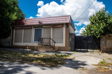 Nikopol, Ukrayna - 10 Temmuz 2023 Nikopol 'deki hasarlı binalar, Rus ordusu sivil hedefleri bombaladı ve çok fazla hasara yol açtı. Rus ordusu Ukrayna 'yı işgal etti ve bu bölgede ağır çatışmalar yaşanıyor..