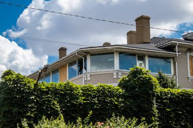 Nikopol, Ukrayna - 10 Temmuz 2023 Nikopol 'deki hasarlı binalar, Rus ordusu sivil hedefleri bombaladı ve çok fazla hasara yol açtı. Rus ordusu Ukrayna 'yı işgal etti ve bu bölgede ağır çatışmalar yaşanıyor..