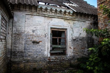 Nikopol, Ukrayna - 10 Temmuz 2023 Nikopol 'deki hasarlı binalar, Rus ordusu sivil hedefleri bombaladı ve çok fazla hasara yol açtı. Rus ordusu Ukrayna 'yı işgal etti ve bu bölgede ağır çatışmalar yaşanıyor..