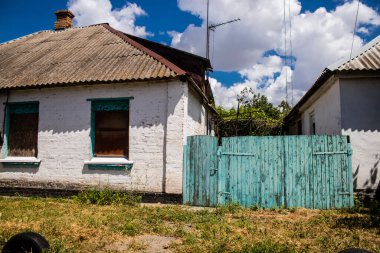 Nikopol, Ukrayna - 10 Temmuz 2023 Nikopol 'deki hasarlı binalar, Rus ordusu sivil hedefleri bombaladı ve çok fazla hasara yol açtı. Rus ordusu Ukrayna 'yı işgal etti ve bu bölgede ağır çatışmalar yaşanıyor..