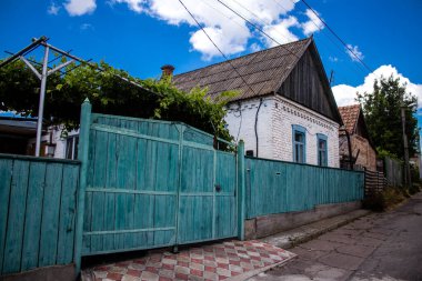 Nikopol, Ukrayna - 10 Temmuz 2023 Nikopol 'deki hasarlı binalar, Rus ordusu sivil hedefleri bombaladı ve çok fazla hasara yol açtı. Rus ordusu Ukrayna 'yı işgal etti ve bu bölgede ağır çatışmalar yaşanıyor..