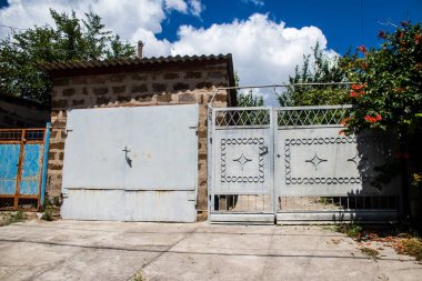 Nikopol, Ukrayna - 10 Temmuz 2023 Nikopol 'deki hasarlı binalar, Rus ordusu sivil hedefleri bombaladı ve çok fazla hasara yol açtı. Rus ordusu Ukrayna 'yı işgal etti ve bu bölgede ağır çatışmalar yaşanıyor..