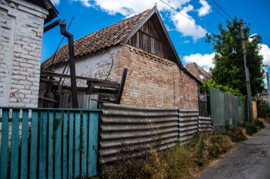 Nikopol, Ukrayna - 10 Temmuz 2023 Nikopol 'deki hasarlı binalar, Rus ordusu sivil hedefleri bombaladı ve çok fazla hasara yol açtı. Rus ordusu Ukrayna 'yı işgal etti ve bu bölgede ağır çatışmalar yaşanıyor..