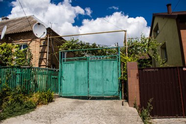 Nikopol, Ukrayna - 10 Temmuz 2023 Nikopol 'deki hasarlı binalar, Rus ordusu sivil hedefleri bombaladı ve çok fazla hasara yol açtı. Rus ordusu Ukrayna 'yı işgal etti ve bu bölgede ağır çatışmalar yaşanıyor..