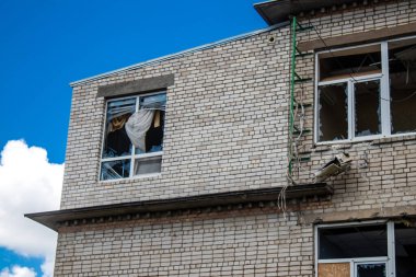 Nikopol, Ukrayna - 10 Temmuz 2023 Nikopol 'deki hasarlı binalar, Rus ordusu sivil hedefleri bombaladı ve çok fazla hasara yol açtı. Rus ordusu Ukrayna 'yı işgal etti ve bu bölgede ağır çatışmalar yaşanıyor..