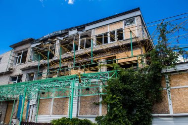 Nikopol, Ukrayna - 10 Temmuz 2023 Nikopol 'deki hasarlı binalar, Rus ordusu sivil hedefleri bombaladı ve çok fazla hasara yol açtı. Rus ordusu Ukrayna 'yı işgal etti ve bu bölgede ağır çatışmalar yaşanıyor..