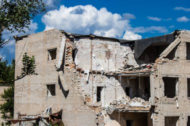 Nikopol, Ukrayna - 10 Temmuz 2023 Nikopol 'deki hasarlı binalar, Rus ordusu sivil hedefleri bombaladı ve çok fazla hasara yol açtı. Rus ordusu Ukrayna 'yı işgal etti ve bu bölgede ağır çatışmalar yaşanıyor..