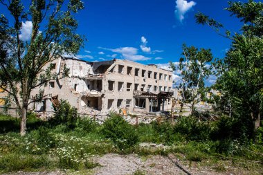 Nikopol, Ukrayna - 10 Temmuz 2023 Nikopol 'deki hasarlı binalar, Rus ordusu sivil hedefleri bombaladı ve çok fazla hasara yol açtı. Rus ordusu Ukrayna 'yı işgal etti ve bu bölgede ağır çatışmalar yaşanıyor..