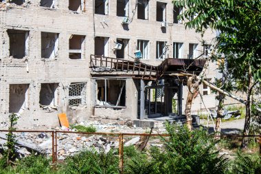 Nikopol, Ukrayna - 10 Temmuz 2023 Nikopol 'deki hasarlı binalar, Rus ordusu sivil hedefleri bombaladı ve çok fazla hasara yol açtı. Rus ordusu Ukrayna 'yı işgal etti ve bu bölgede ağır çatışmalar yaşanıyor..