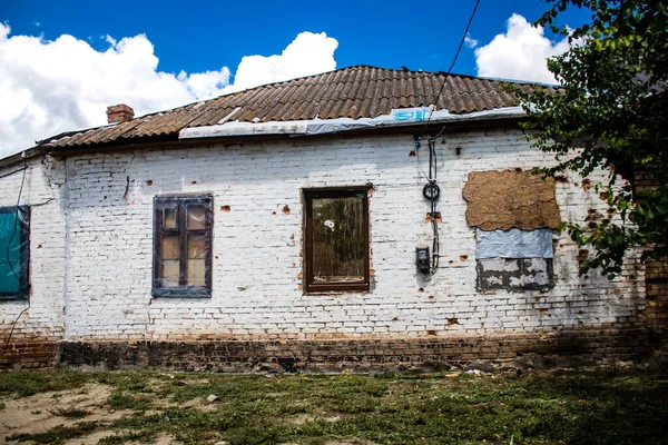 ウクライナのニコポリ 2023年7月10日ロシア軍の爆弾民間人の標的であるニコポリの損傷した建物は 多くの損害を与えます ロシア軍はウクライナに侵攻し この地域で激しい戦闘が行われています — ストック写真