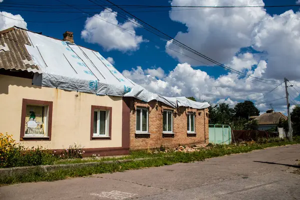 ウクライナのニコポリ 2023年7月10日ロシア軍の爆弾民間人の標的であるニコポリの損傷した建物は 多くの損害を与えます ロシア軍はウクライナに侵攻し この地域で激しい戦闘が行われています — ストック写真
