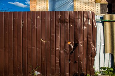 Kam 'yanka kasabasında hasar gören bina. Sivil altyapılar Rus ordusunun ayrıcalıklı hedefleridir. Rusya Ukrayna 'yı işgal etti ve bu bölgede ağır çatışmalar yaşandı..