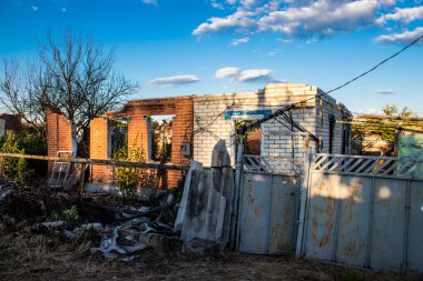 Kam 'yanka kasabasında hasar gören bina. Sivil altyapılar Rus ordusunun ayrıcalıklı hedefleridir. Rusya Ukrayna 'yı işgal etti ve bu bölgede ağır çatışmalar yaşandı..