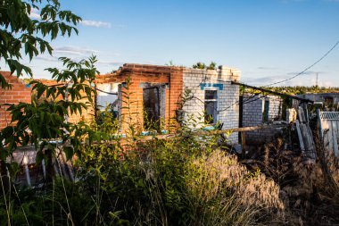 Kam 'yanka kasabasında hasar gören bina. Sivil altyapılar Rus ordusunun ayrıcalıklı hedefleridir. Rusya Ukrayna 'yı işgal etti ve bu bölgede ağır çatışmalar yaşandı..