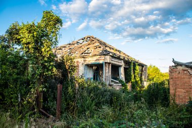 Kam 'yanka kasabasında hasar gören bina. Sivil altyapılar Rus ordusunun ayrıcalıklı hedefleridir. Rusya Ukrayna 'yı işgal etti ve bu bölgede ağır çatışmalar yaşandı..