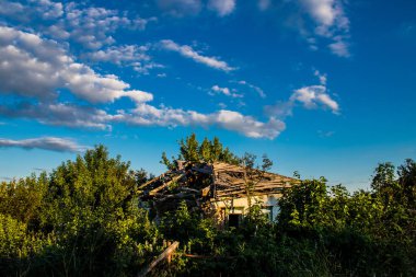 Kam 'yanka kasabasında hasar gören bina. Sivil altyapılar Rus ordusunun ayrıcalıklı hedefleridir. Rusya Ukrayna 'yı işgal etti ve bu bölgede ağır çatışmalar yaşandı..