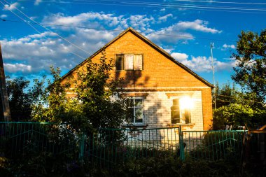 Kam 'yanka kasabasında hasar gören bina. Sivil altyapılar Rus ordusunun ayrıcalıklı hedefleridir. Rusya Ukrayna 'yı işgal etti ve bu bölgede ağır çatışmalar yaşandı..