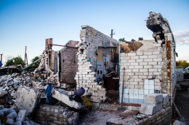 Kam 'yanka kasabasında hasar gören bina. Sivil altyapılar Rus ordusunun ayrıcalıklı hedefleridir. Rusya Ukrayna 'yı işgal etti ve bu bölgede ağır çatışmalar yaşandı..