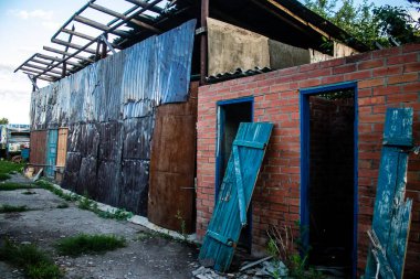 Kam 'yanka kasabasında hasar gören bina. Sivil altyapılar Rus ordusunun ayrıcalıklı hedefleridir. Rusya Ukrayna 'yı işgal etti ve bu bölgede ağır çatışmalar yaşandı..