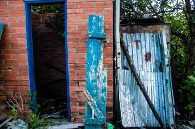 Kam 'yanka kasabasında hasar gören bina. Sivil altyapılar Rus ordusunun ayrıcalıklı hedefleridir. Rusya Ukrayna 'yı işgal etti ve bu bölgede ağır çatışmalar yaşandı..