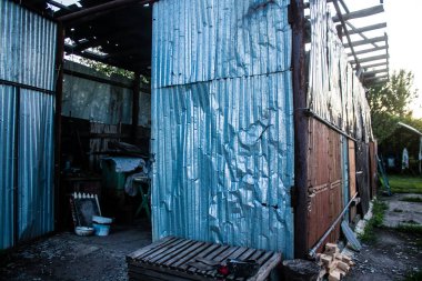 Kam 'yanka kasabasında hasar gören bina. Sivil altyapılar Rus ordusunun ayrıcalıklı hedefleridir. Rusya Ukrayna 'yı işgal etti ve bu bölgede ağır çatışmalar yaşandı..