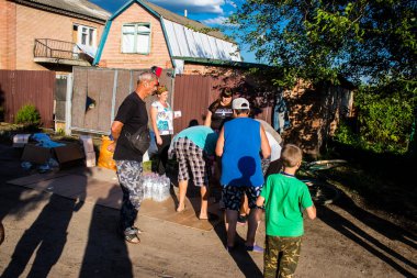 Ukrayna 'nın Kam' yanka köyünde yaşayan az sayıda sivil, insani yardım kuruluşlarından yardım alıyor. İnsanlar susuz ve elektriksiz yaşıyorlar. Rus ordusu birkaç ay süren işgalden sonra Ukraynalılar tarafından sürüldü..