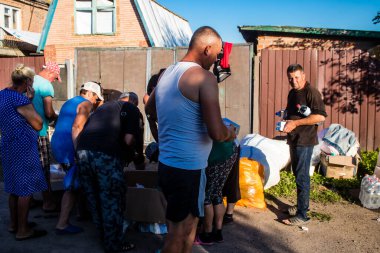 Ukrayna 'nın Kam' yanka köyünde yaşayan az sayıda sivil, insani yardım kuruluşlarından yardım alıyor. İnsanlar susuz ve elektriksiz yaşıyorlar. Rus ordusu birkaç ay süren işgalden sonra Ukraynalılar tarafından sürüldü..