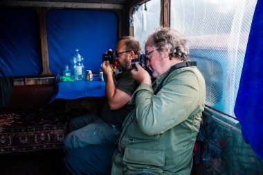Bu seçkin Fransız gazeteci, fotoğrafçı ve büyük muhabir Ukrayna 'daki ve çatışma bölgelerindeki savaşı anlatıyor. Avrupa, Ortadoğu ve Afrika 'da bir dizi büyük ihtilafı ele aldı. Yan Morvan fotoğrafçılık dünyasında kabul edilir.