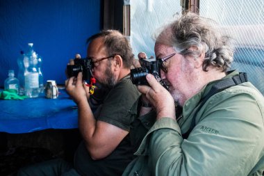 Bu seçkin Fransız gazeteci, fotoğrafçı ve büyük muhabir Ukrayna 'daki ve çatışma bölgelerindeki savaşı anlatıyor. Avrupa, Ortadoğu ve Afrika 'da bir dizi büyük ihtilafı ele aldı. Yan Morvan fotoğrafçılık dünyasında kabul edilir.