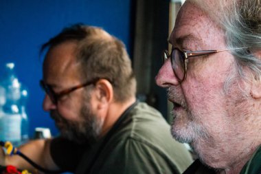 Bu seçkin Fransız gazeteci, fotoğrafçı ve büyük muhabir Ukrayna 'daki ve çatışma bölgelerindeki savaşı anlatıyor. Avrupa, Ortadoğu ve Afrika 'da bir dizi büyük ihtilafı ele aldı. Yan Morvan fotoğrafçılık dünyasında kabul edilir.