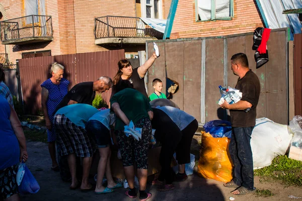 Los Pocos Civiles Que Residen Aldea Kam Yanka Ucrania Reciben — Foto de Stock