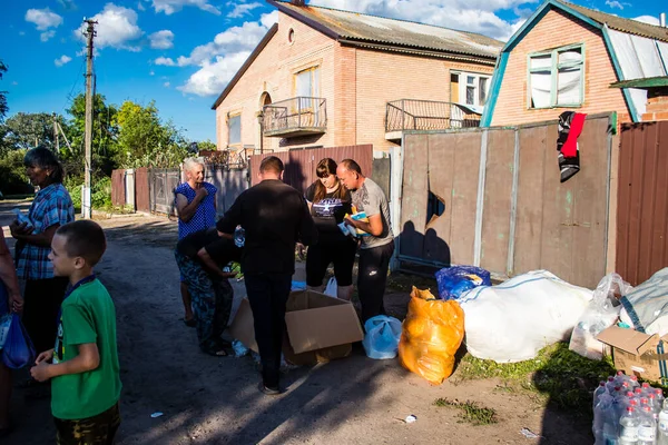 Los Pocos Civiles Que Residen Aldea Kam Yanka Ucrania Reciben — Foto de Stock