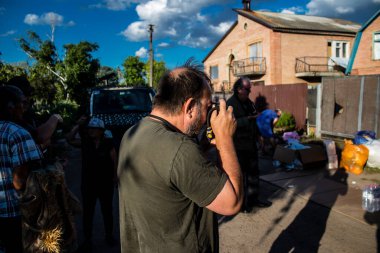 Bu seçkin Fransız gazeteci, fotoğrafçı ve büyük muhabir Ukrayna 'daki savaşı anlatıyor. Nicolas Cleuet güncel olaylar üzerinde araştırmacı bir yaklaşımla ve ilgilendiği konularla ilgili çok duygusal bir yaklaşımla çalışıyor. Fotoğrafları parlıyor.