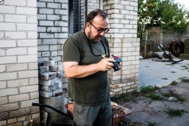 Bu seçkin Fransız gazeteci, fotoğrafçı ve büyük muhabir Ukrayna 'daki savaşı anlatıyor. Nicolas Cleuet güncel olaylar üzerinde araştırmacı bir yaklaşımla ve ilgilendiği konularla ilgili çok duygusal bir yaklaşımla çalışıyor. Fotoğrafları parlıyor.