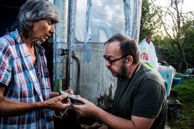 Bu seçkin Fransız gazeteci, fotoğrafçı ve büyük muhabir Ukrayna 'daki savaşı anlatıyor. Nicolas Cleuet güncel olaylar üzerinde araştırmacı bir yaklaşımla ve ilgilendiği konularla ilgili çok duygusal bir yaklaşımla çalışıyor. Fotoğrafları parlıyor.