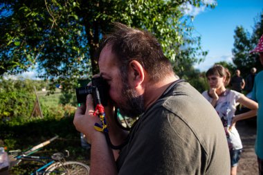 Bu seçkin Fransız gazeteci, fotoğrafçı ve büyük muhabir Ukrayna 'daki savaşı anlatıyor. Nicolas Cleuet güncel olaylar üzerinde araştırmacı bir yaklaşımla ve ilgilendiği konularla ilgili çok duygusal bir yaklaşımla çalışıyor. Fotoğrafları parlıyor.