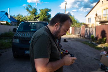 Bu seçkin Fransız gazeteci, fotoğrafçı ve büyük muhabir Ukrayna 'daki savaşı anlatıyor. Nicolas Cleuet güncel olaylar üzerinde araştırmacı bir yaklaşımla ve ilgilendiği konularla ilgili çok duygusal bir yaklaşımla çalışıyor. Fotoğrafları parlıyor.