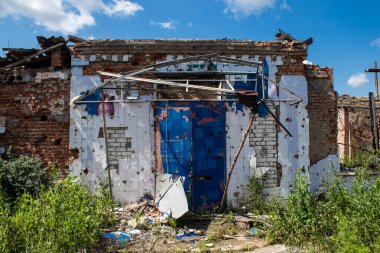 Kam 'yanka kasabasında hasar gören bina. Sivil altyapılar Rus ordusunun ayrıcalıklı hedefleridir. Rusya Ukrayna 'yı işgal etti ve bu bölgede ağır çatışmalar yaşandı..