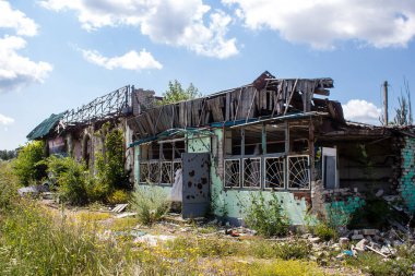 Kam 'yanka kasabasında hasar gören bina. Sivil altyapılar Rus ordusunun ayrıcalıklı hedefleridir. Rusya Ukrayna 'yı işgal etti ve bu bölgede ağır çatışmalar yaşandı..