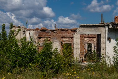 Kam 'yanka kasabasında hasar gören bina. Sivil altyapılar Rus ordusunun ayrıcalıklı hedefleridir. Rusya Ukrayna 'yı işgal etti ve bu bölgede ağır çatışmalar yaşandı..