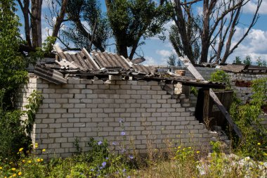 Kam 'yanka kasabasında hasar gören bina. Sivil altyapılar Rus ordusunun ayrıcalıklı hedefleridir. Rusya Ukrayna 'yı işgal etti ve bu bölgede ağır çatışmalar yaşandı..