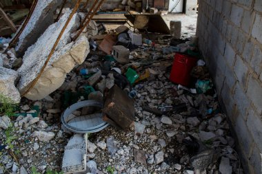 Kam 'yanka kasabasında hasar gören bina. Sivil altyapılar Rus ordusunun ayrıcalıklı hedefleridir. Rusya Ukrayna 'yı işgal etti ve bu bölgede ağır çatışmalar yaşandı..