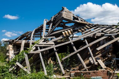 Kam 'yanka kasabasında hasar gören bina. Sivil altyapılar Rus ordusunun ayrıcalıklı hedefleridir. Rusya Ukrayna 'yı işgal etti ve bu bölgede ağır çatışmalar yaşandı..