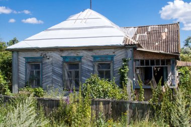 Kam 'yanka kasabasında hasar gören bina. Sivil altyapılar Rus ordusunun ayrıcalıklı hedefleridir. Rusya Ukrayna 'yı işgal etti ve bu bölgede ağır çatışmalar yaşandı..