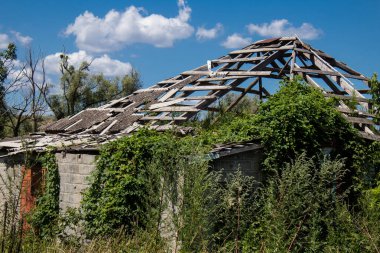 Kam 'yanka kasabasında hasar gören bina. Sivil altyapılar Rus ordusunun ayrıcalıklı hedefleridir. Rusya Ukrayna 'yı işgal etti ve bu bölgede ağır çatışmalar yaşandı..