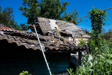 Kam 'yanka kasabasında hasar gören bina. Sivil altyapılar Rus ordusunun ayrıcalıklı hedefleridir. Rusya Ukrayna 'yı işgal etti ve bu bölgede ağır çatışmalar yaşandı..