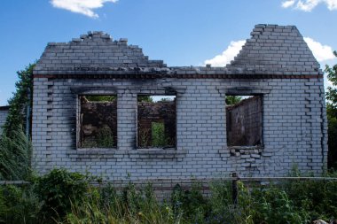 Kam 'yanka kasabasında hasar gören bina. Sivil altyapılar Rus ordusunun ayrıcalıklı hedefleridir. Rusya Ukrayna 'yı işgal etti ve bu bölgede ağır çatışmalar yaşandı..