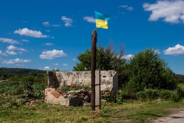 Kam 'yanka kasabasında hasar gören bina. Sivil altyapılar Rus ordusunun ayrıcalıklı hedefleridir. Rusya Ukrayna 'yı işgal etti ve bu bölgede ağır çatışmalar yaşandı..