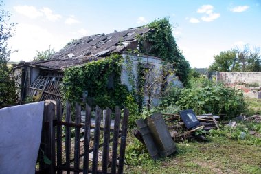 Kam 'yanka kasabasında hasar gören bina. Sivil altyapılar Rus ordusunun ayrıcalıklı hedefleridir. Rusya Ukrayna 'yı işgal etti ve bu bölgede ağır çatışmalar yaşandı..